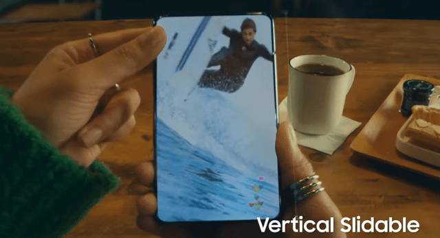 삼성디스플레이가 공개한 ‘버티컬 슬라이더블(Vertical Slidable)’ 디스플레이. 상하 수직으로 스마트폰 화면이 확대되는 것이 특징이다. [삼성디스플레이 유튜브]