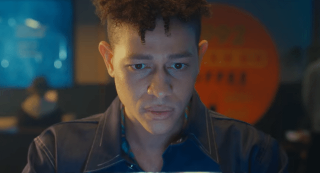 삼성디스플레이 ‘와이드 슬라이더블(Wide Slidable)’ 디스플레이. 스마트폰 왼쪽, 오른쪽을 가로로 당겨 화면을 확장하는 구조다. [삼성디스플레이 유튜브]