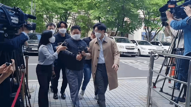 길거리에서 지나가던 노인을 때려 숨지게 한 40대 남성 A씨가 서울남부지법 영장실질심사에 출석하고 있다.(영상=김형환 기자)