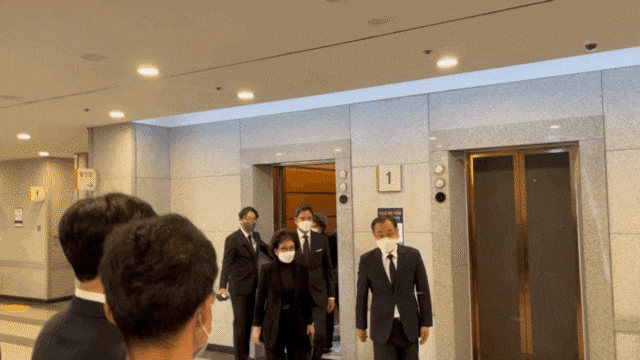 고(故) 구자학 회장의 장례 이틀째인 13일 이명희 신세계그룹 회장이 정용진 신세계그룹 부회장, 정유경 신세계그룹 총괄사장과 빈소를 찾았다. /배동주 기자