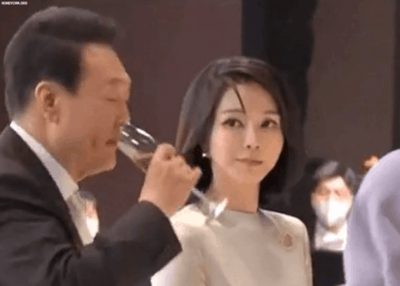 김건희 여사가 지난 10일 서울 중구 신라호텔 영빈관에서 열린 윤석열 대통령 취임 기념 만찬에서 윤 대통령이 술을 마시는 것을 쳐다보고 있다. /영상=온라인커뮤니티