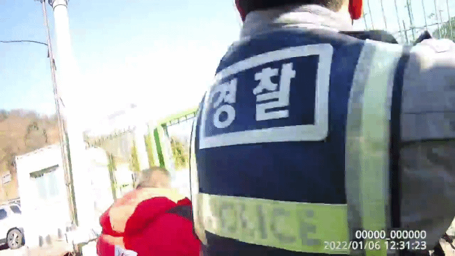 갈대밭 추격하는 경찰들 [영상제공=강원경찰청]