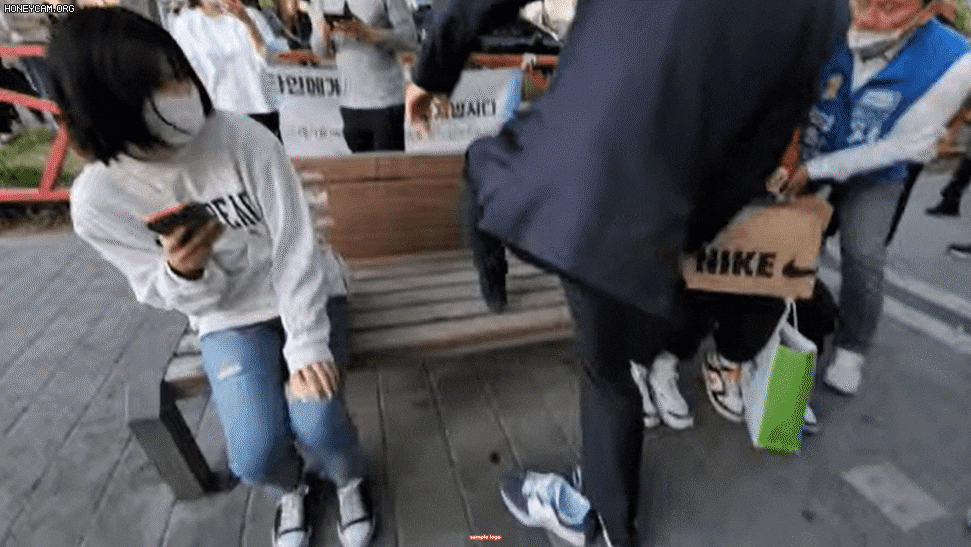 이재명 민주당 선대위원장이 15일 인천 미추홀구 도화동에 있는 벤치에 신발을 벗고 올라가는 모습/이재명 유튜브