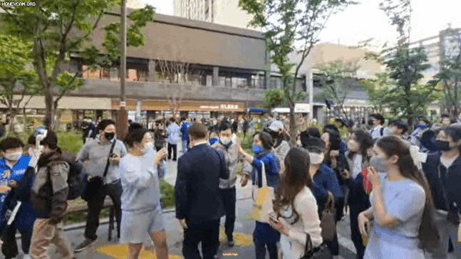 인천 계양을 국회의원 보궐선거에 출마한 이재명 더불어민주당 총괄선대위원장이 15일 인천 유세 중 신발을 신고 벤치에 올라가고 있다./사진=유튜브 이재명 TV