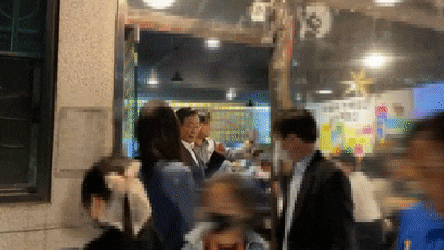 이재명 전 경기지사 측이 지난 10일 유튜브에 올린 영상에 따르면, 이 전 지사는 이날 밤 인천 계양구의 한 식당을 방문해 시민들과 만나던 중 연설을 위해 이동하며 오른손으로 파란색 재킷을 입은 여자아이를 밀쳤다. 유튜브 '이재명' 캡처