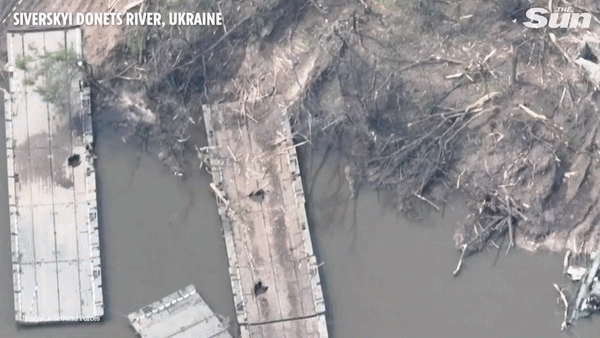 지난 8일 러시아군이 우크라이나 동부 시베르스키도네츠강을 건너려다 우크라이나군에 적발돼 대대급 병력이 전멸한 모습. [유튜브 'The Sun' 채널 캡처]