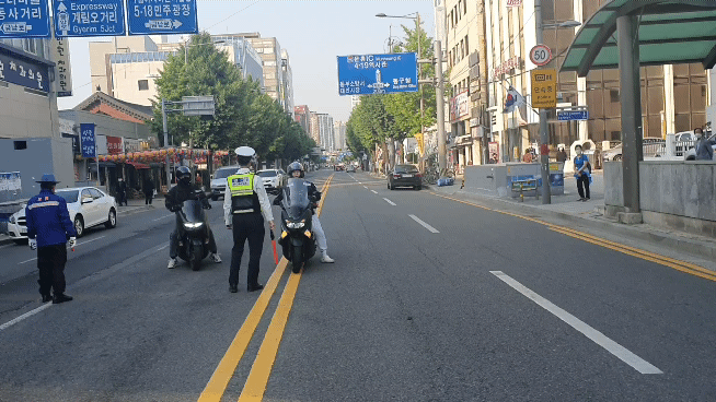 전야제 행사로 도로통제 되면서 배달 오토바이와 경찰간 실랑이가 펼쳐졌다. 서인주 기자