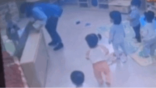 지난달 13일 서울 서대문구 한 어린이집에서 2살 아이가 다쳐 피를 흘리고 있음에도 교사들이 아무런 응급조치를 하지 않았다. (영상=온라인 커뮤니티 보배드림)
