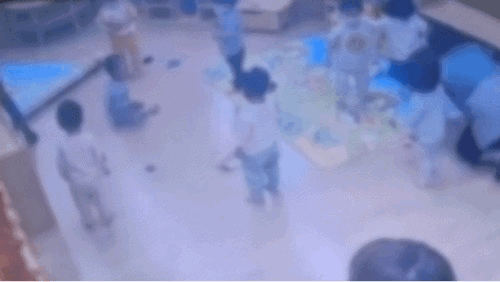 지난달 13일 서울 서대문구 한 어린이집에서 2살 아이가 다쳐 피를 흘리고 있음에도 교사들이 아무런 응급조치를 하지 않았다. (영상=온라인 커뮤니티 보배드림)