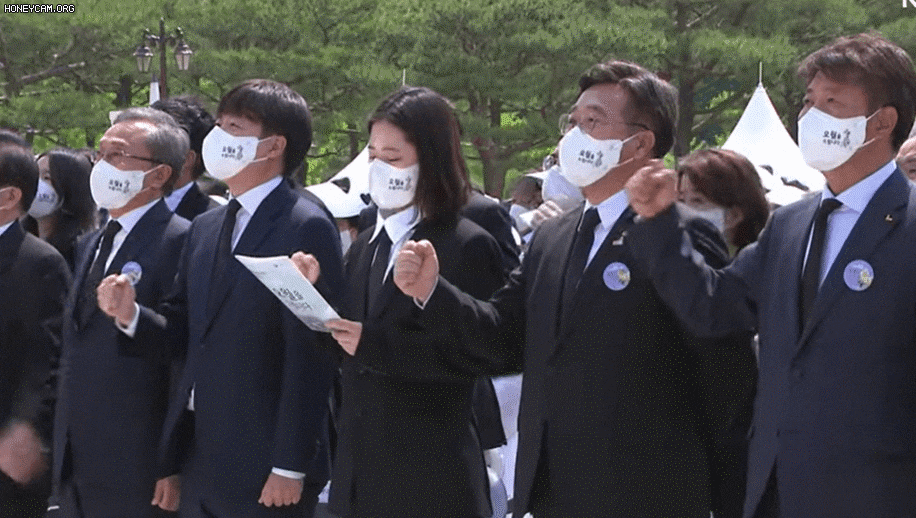 박지현 위원장이 팸플릿을 보며 ‘임을 위한 행진곡’을 제창하고 있다. /문화체육관광부 산하 한국정책방송원(KTV) 유튜브