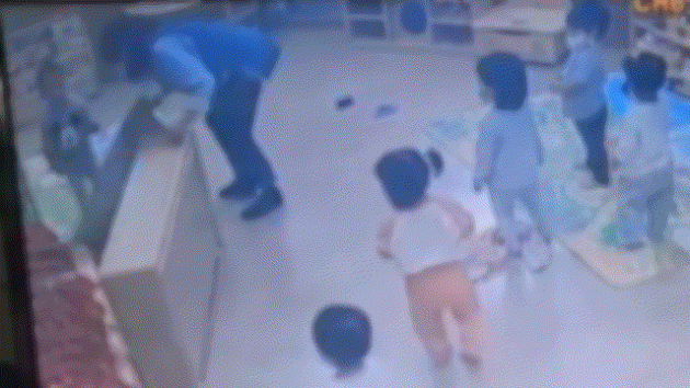 해당 아동이 다치는 모습  / 사진 = 해당 영상 캡처