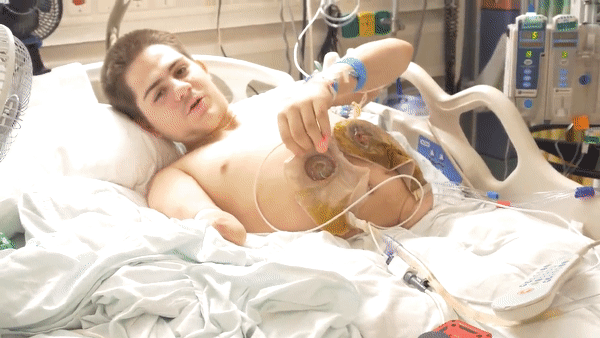 3년 전 불의의 사고로 허리 아래 하반신과 오른팔을 잃은 로렌 쇼어스(20)의 모습. [유튜브 'Sabia and Loren' 채널 캡처]