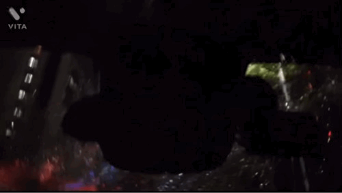 지난 18일 평택 비전동에서 한 남성이 일가족이 탄 차량 보닛 위에 올라가 유리창 부수고 있다. /보배드림