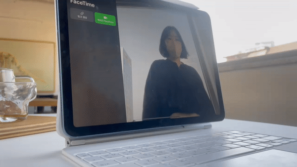 아이패드 에어 5세대 전면 카메라에는 센터스테이지 기능이 적용돼 인물이 움직일 때마다 카메라가 따라 움직였다. /사진=백유진 기자 byj@