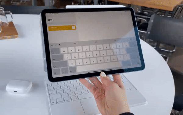 아이패드 에어 5세대에 매직 키보드를 부착하자마자 별도의 연결 없이 바로 연동됐다. /사진=백유진 기자 byj@