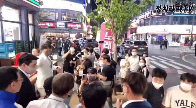 인천 계양을 국회의원 후보로 출마한 이재명 더불어민주당 총괄상임선대위원장이 20일 오후 인천 계양구 도보거리 유세에서 고층에서 던진 철제그릇에 맞았다.(영상=정치타파TV 유튜브)