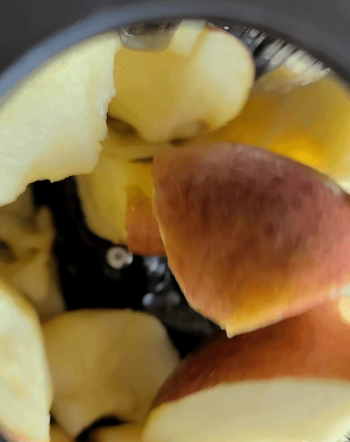 휴롬 원액기 H300에서 사과가 갈리는 모습 © 뉴스1 조현기 기자