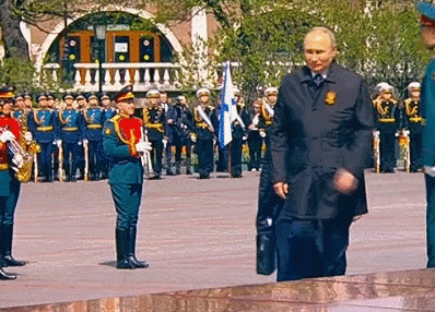 푸틴 대통령이 지난 9일 왼팔만 흔들며 걷는 모습. /The Telegraph 유튜브