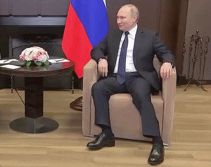 블라디미르 푸틴 러시아 대통령이 23일(현지 시각) 벨라루스 대통령과의 정상회담 중 왼발을 움직이는 모습. /트위터