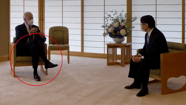 미국 바이든 대통령과 일본 나루히토 일왕이 23일 양국간 현안을 논의하는 가운데 바이든 대통령이 다리를 꼬고 나루히토 일왕을 대하는 모습이 보인다./바이든 대통령 트위터