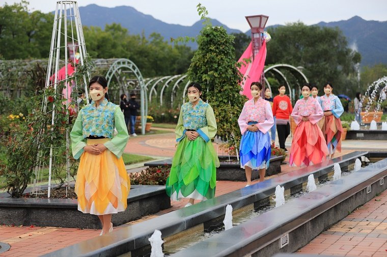 장미한복 이미지