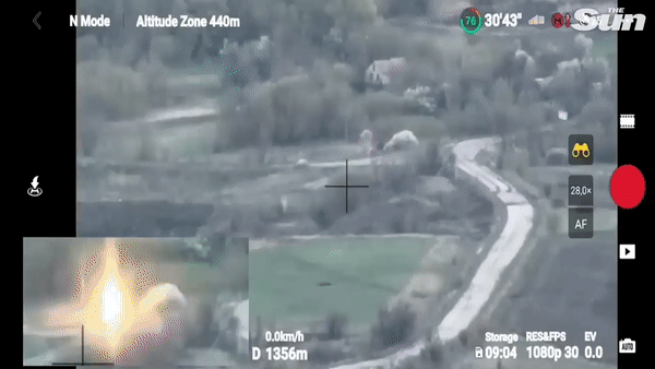 우크라이나군이 운용하는 대전차용 ‘자폭 드론’ 스위치블레이드 600이 러시아군 주력 전차 T-72를 파괴하고 있다. [유튜브 'The Sun' 채널 캡처]