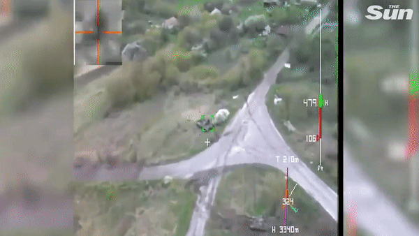 우크라이나군이 운용하는 대전차용 ‘자폭 드론’ 스위치블레이드 600이 러시아군 주력 전차 T-72를 향해 날아드는 모습. [유튜브 'The Sun' 채널 캡처]