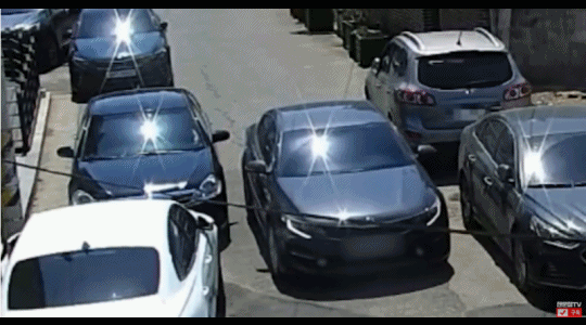 한 차량이 양옆으로 주차된 차량을 피해 골목을 빠져나오는 모습. / 사진=유튜브 '한문철TV'
