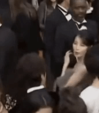 아이유가 칸 레드카펫에서 '어깨빵'을 당한 모습. 칸 영화제 유튜브 갈무리.