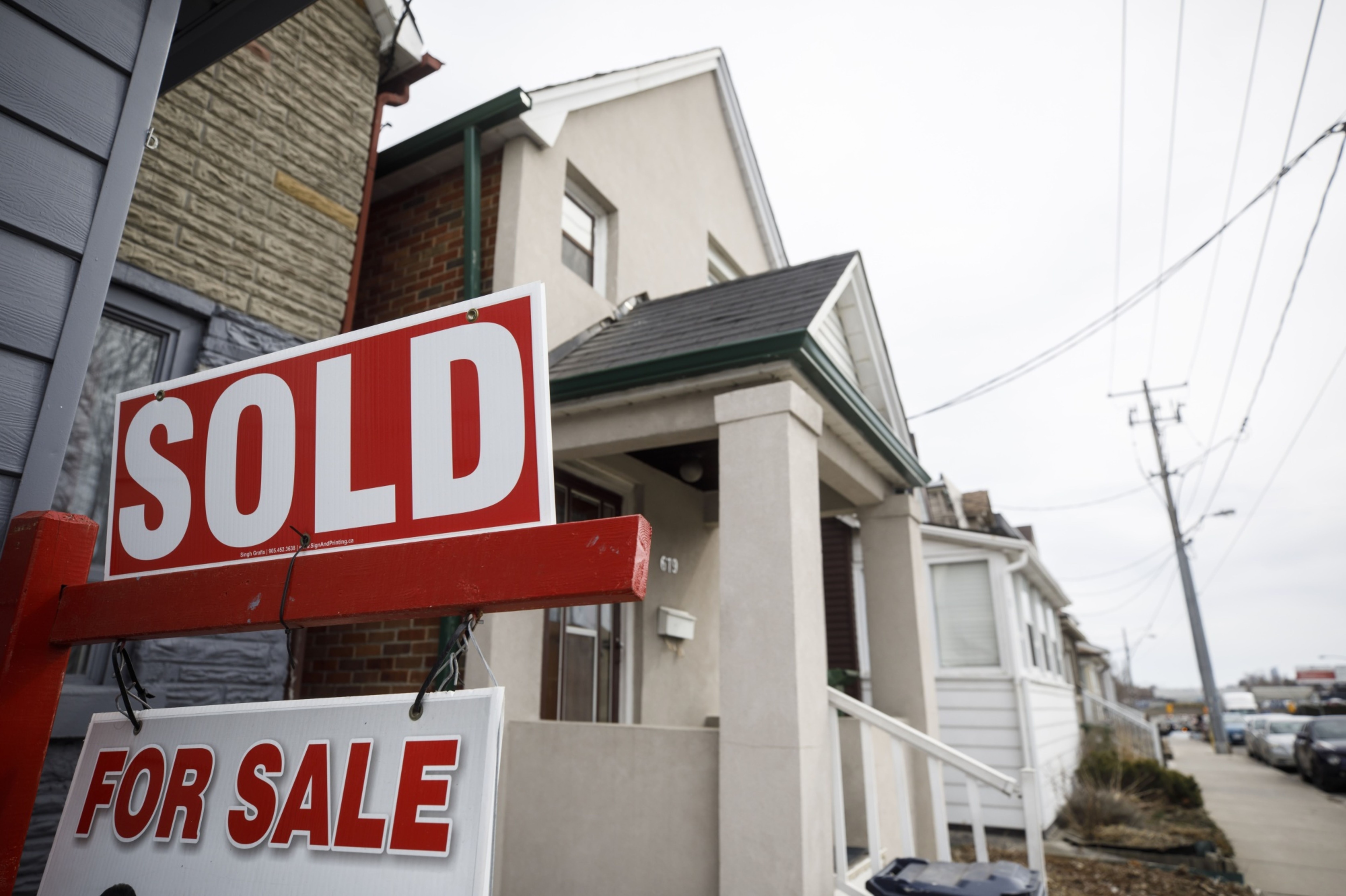 캐나다 토론토에  집이 팔렸다는 안내판이 내걸린 주택. 무섭게 치솟던 토론토 집값이 최근 하락세로 돌아섰다. /블룸버그.