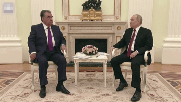 푸틴 대통령은 16일 에모말리 라흐몬 타지키스탄 대통령과 회담 자리에서도 어딘가 불편한 듯 왼발을 여러 차례 비틀었다.