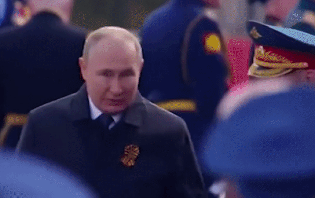 9일 전승절 기념 열병식 때는 오른팔을 거의 움직이지 않고 몸쪽에 어색하게 붙인 채 걷는 푸틴 대통령의 부자연스러운 걸음걸이가 언론 카메라에 포착됐다.