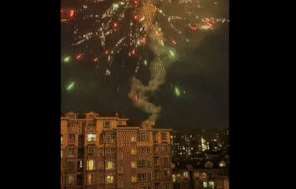 봉쇄가 해제된 1일 오전 0시를 기준으로 상하이에서는 불꽃놀이가 시작됐다 (유튜브 갈무리) © 뉴스1