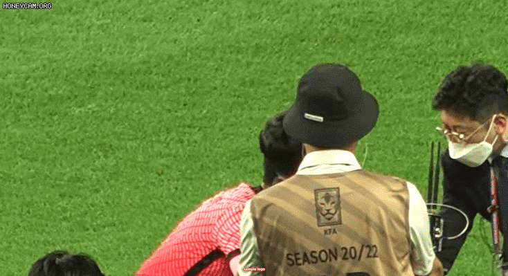 센추리클럽 가입 행사에서 두 조카를 번쩍 들어올리는 손흥민/유튜브 '파다튜브' ㅁ