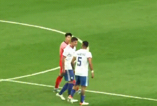 6일 대전월드컵경기장에서 열린 칠레와의 축구 국가대표팀 친선경기에서 손흥민이 칠레 수비수 베냐민 쿠슈체비치와 파울로 디아스의 싸움을 말리는 장면. 온라인 커뮤니티 캡처