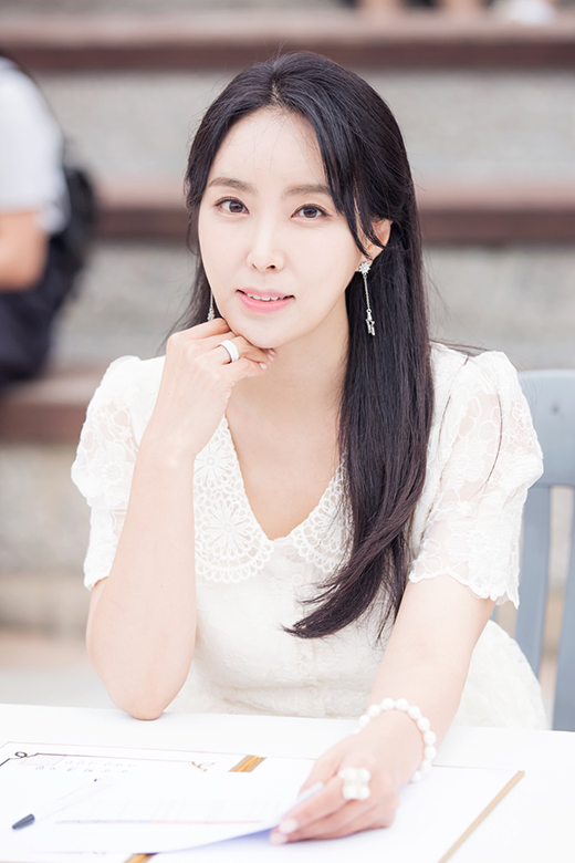 [엠마의 아름다운 중년 뷰티 다이어리③] 시간을 거스르는 동안 아줌마의 뷰티 노하우? 깨끗하게 닦아내고 촉촉하게 채우기
