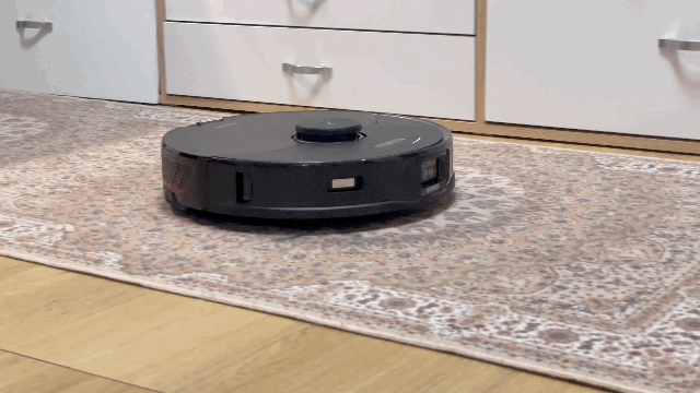 로보락 S7 맥스V는 카펫을 자동으로 인식해 카펫 위에서는 물청소를 하지 않고 흡입력을 높였다. /사진=백유진 기자 byj@