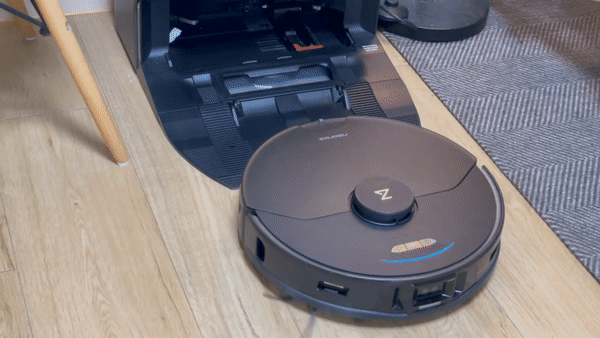 로보락 S7 맥스 울트라에 로봇청소기가 청소를 마치고 돌아오는 모습 /사진=백유진 기자 byj@