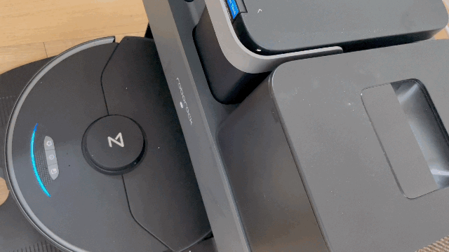 로보락 S7 맥스 울트라의 가장 큰 특징인 물걸레 세척 과정에서 오류가 났다. 결과는 부품 고장이다. /사진=백유진 기자 byj@