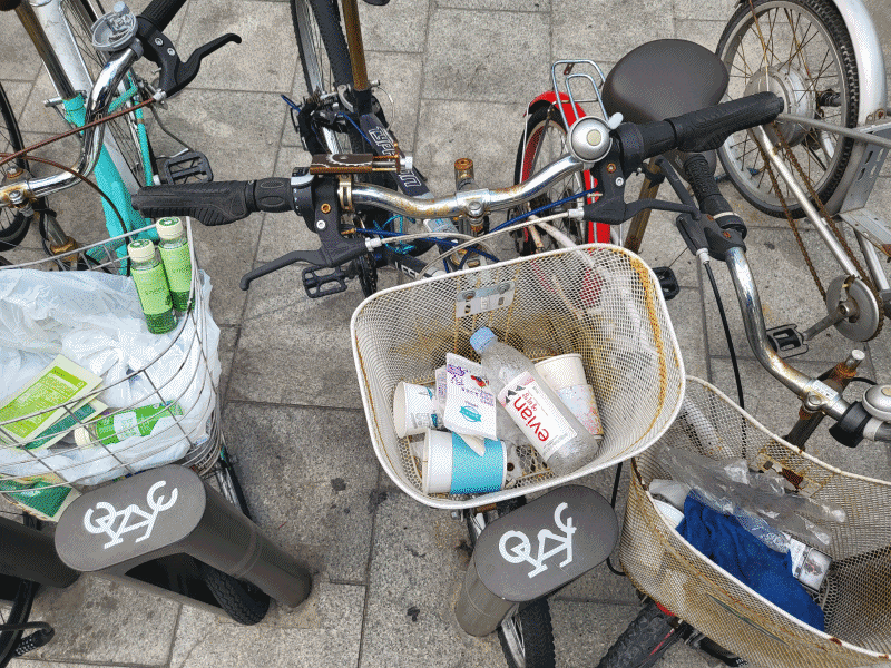 지난 8일 오후 6시쯤 강남역 1번출구 근처 자전거 보관소. 장기간 방치된 자전거들에 쓰레기가 버려져 있거나 녹이 슬어 있는 모습이다./정재훤 기자