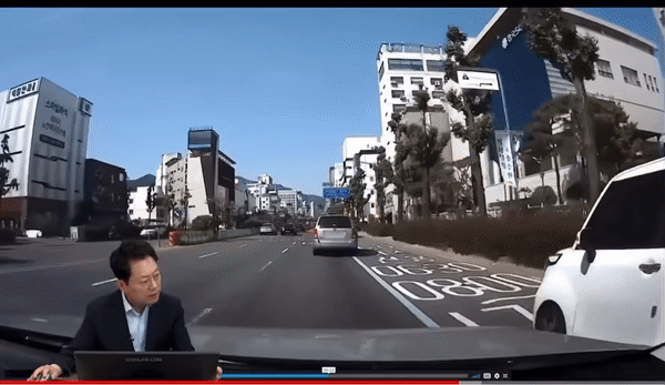 지난 1일 오후 3시쯤 경상남도 창원시 한 도로 4차선에서 직진하던 레이 차량과 카니발 차량이 후미 추돌했다. /사진=한문철TV 캡처