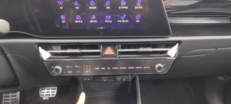 올 뉴 니로 EV 내부에서 전면 조작부 버튼을 누르는 모습 ⓒ데일리안 이슬기 기자