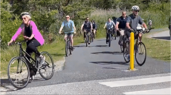 조 바이든 미국 대통령이 18일(현지시간) 개인 별장이 있는 델라웨어주 레호보스 비치 인근의 케이프 헨로펀 주립공원에서 자전거를 타다 균형을 잃고 넘어진 모습. [뉴욕포스트 홈페이지 캡처]