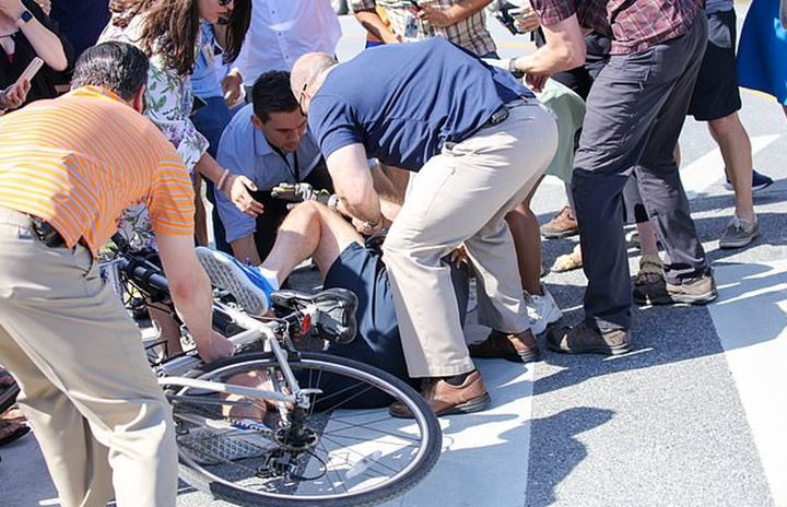 자민당 자전거 넘어지는