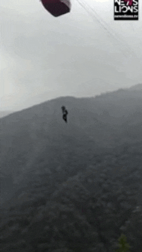 인도 케이블카 사고 현장에서 로프를 타고 탈출하는 남성의 모습 /사진=트위터