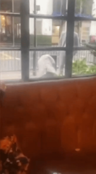 지난 18일 영국 런던 빅토리아역 인근에서 폴란드 이민자인 카밀 소발라(31)가 남성들에게 폭행을 당했다./사진=트위터