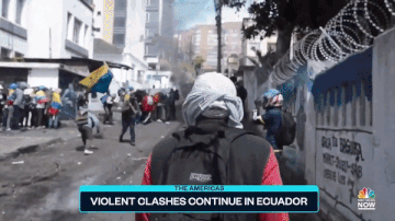 중남미 국가 에콰도르의 원주민들이 25일(현지시간) 수도 키토에서 연료와 식료품 가격 인상에 항의하는 시위를 벌이고 있다. [NBC News 유튜브 캡처]