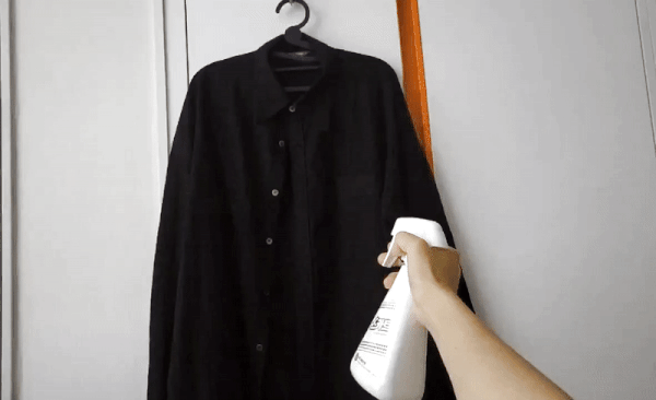 24일 취재진이 옷에 유한킴벌리 스카트 '순하고 깨끗한 섬유탈취제'를 뿌리고 있다. © 뉴스1 신윤하 기자