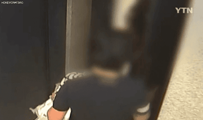 폐쇄회로(CC)TV에 포착된 조유나 양이 엄마 등에 업혀 나오는 모습. [YTN]