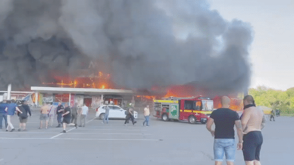 볼로디미르 젤렌스키 대통령이 올린 중부 크레멘추크시 쇼핑센터가 러시아의 미사일 공격을 받아 불타고 있는 모습이다. [인디펜던트 유튜브채널]